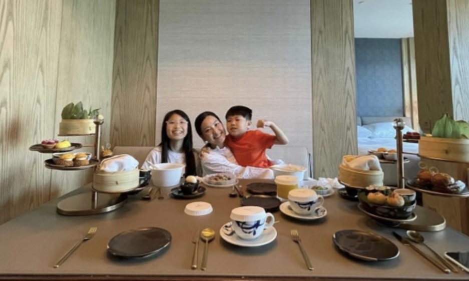 “太子”郑中基子女罕曝光!儿女皮肤黝黑特爱笑,眼睛和老爸一样-郑中基的身世简介