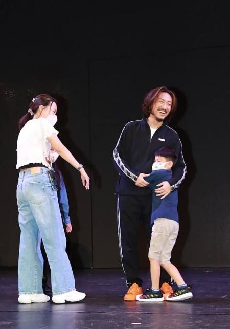 郑中基9月17日携妻子见粉丝,不及前妻阿SA漂亮,2孩子是路人脸-郑中基的妻子