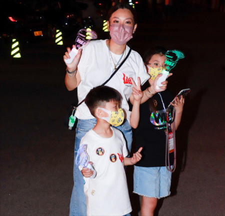 郑中基9月17日携妻子见粉丝,不及前妻阿SA漂亮,2孩子是路人脸-郑中基的妻子