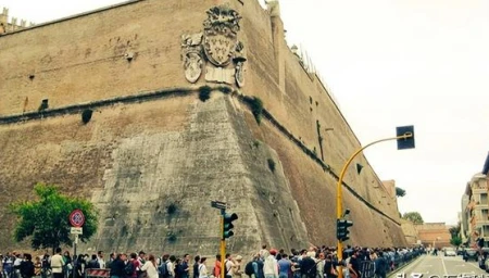 他们的文明已越过边界:黑客泄露梵蒂冈服务器秘密信息后逃离该国-梵蒂冈大厅雕像