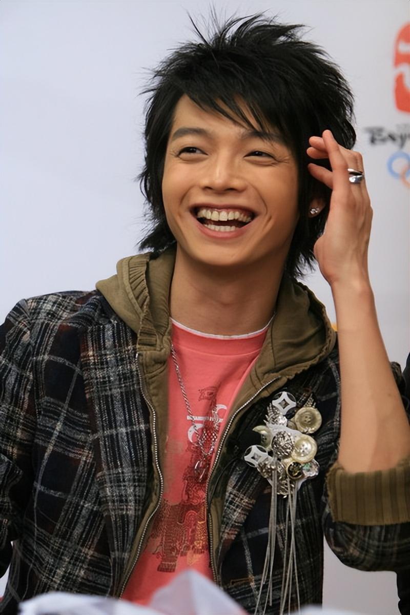 震撼整个内娱的顶流男团大瓜,原来早就被他曝光了-内娱顶流女团