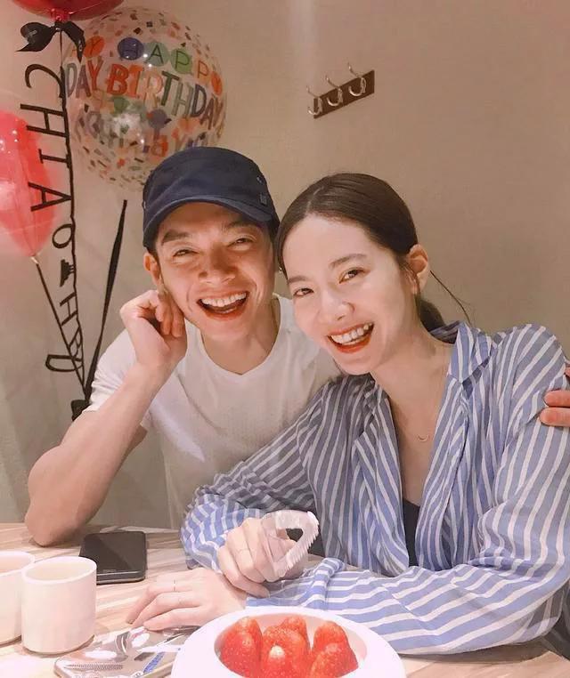 辰亦儒结婚了,却像没有结婚一样,是夫妻,但是互相都不干扰。-辰亦儒老婆结婚照