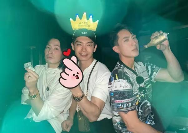 辰亦儒穿T恤秀肌肉帅气大逆袭!40岁生日飞轮海齐聚,独缺炎亚纶-辰亦儒最新发型