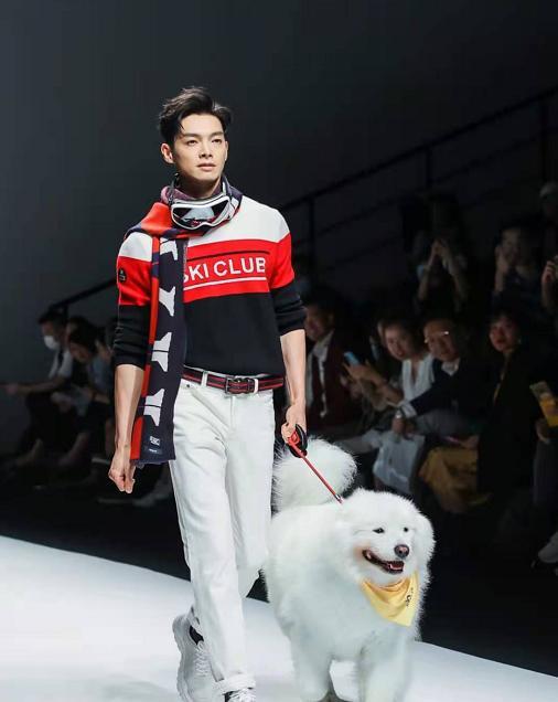 辰亦儒穿T恤秀肌肉帅气大逆袭!40岁生日飞轮海齐聚,独缺炎亚纶-辰亦儒最新发型