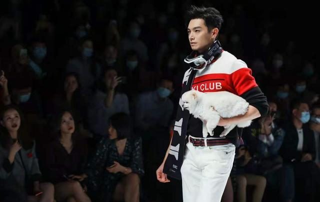 辰亦儒穿T恤秀肌肉帅气大逆袭!40岁生日飞轮海齐聚,独缺炎亚纶-辰亦儒最新发型