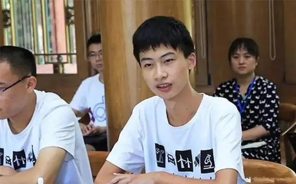 河北考生高考744分,清华校长亲自上门接人,一进门却傻眼了:这个家简直太穷了!