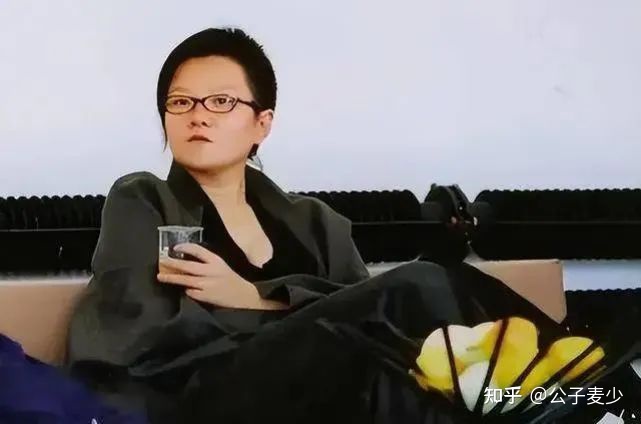 洪晃:一婚嫁美国人、二婚嫁中国人、三婚嫁法国人,61岁四婚很幸福-洪晃是中国籍吗