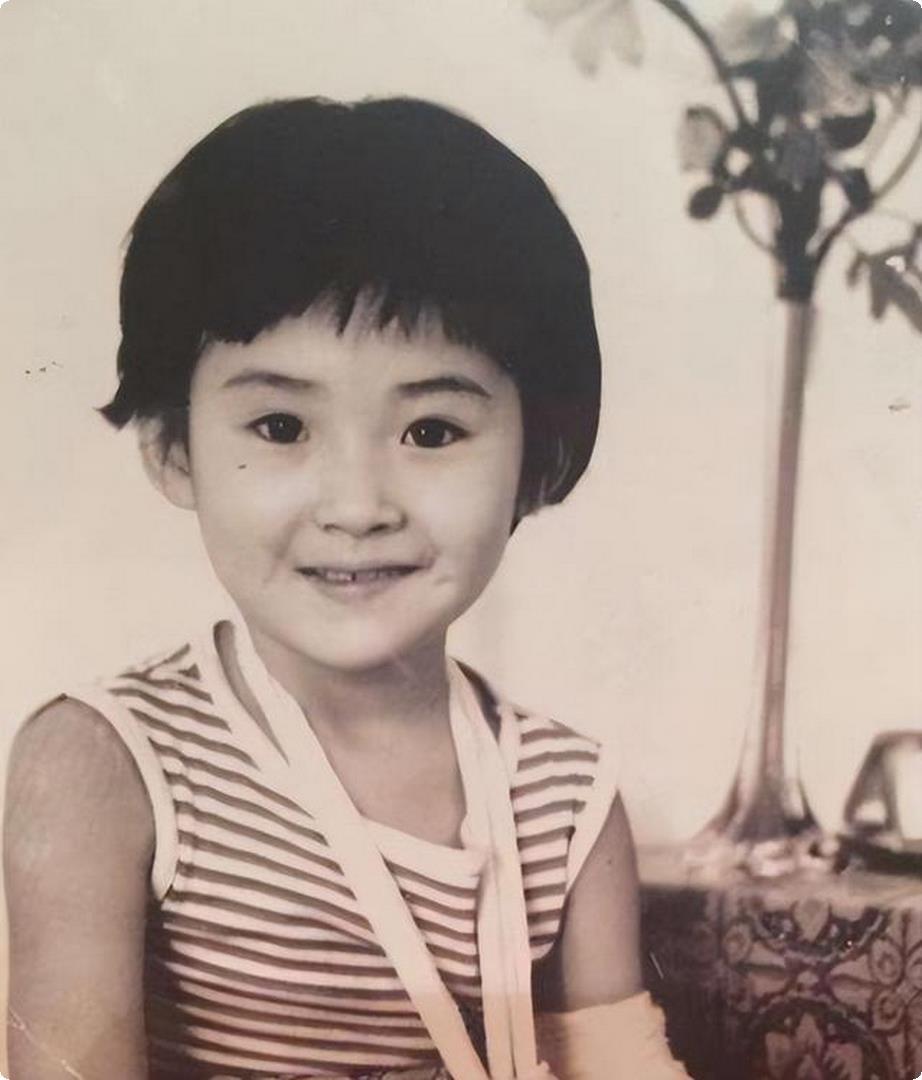 当年近60的巩俐与62岁的洪晃在一起,我才明白顶级骨相有多牛-巩俐表演分析