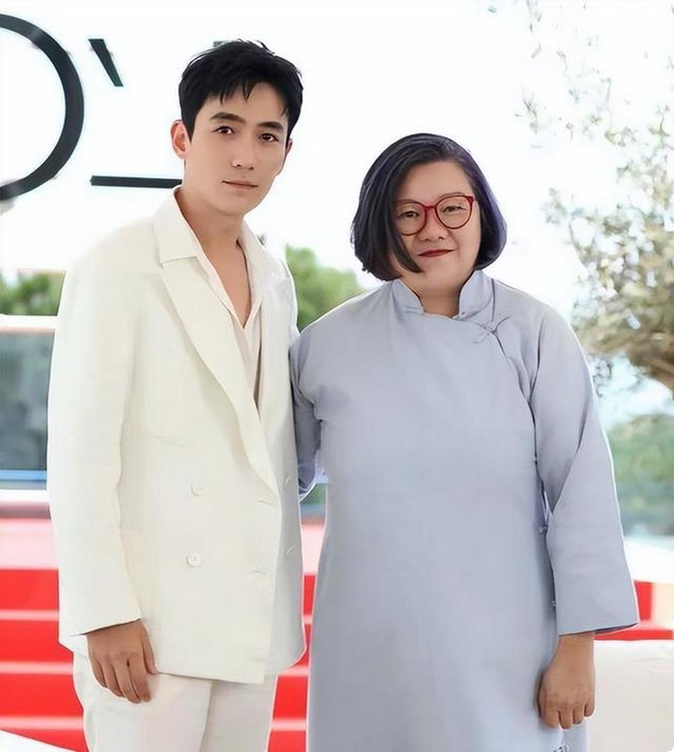 当年近60的巩俐与62岁的洪晃在一起,我才明白顶级骨相有多牛-巩俐表演分析