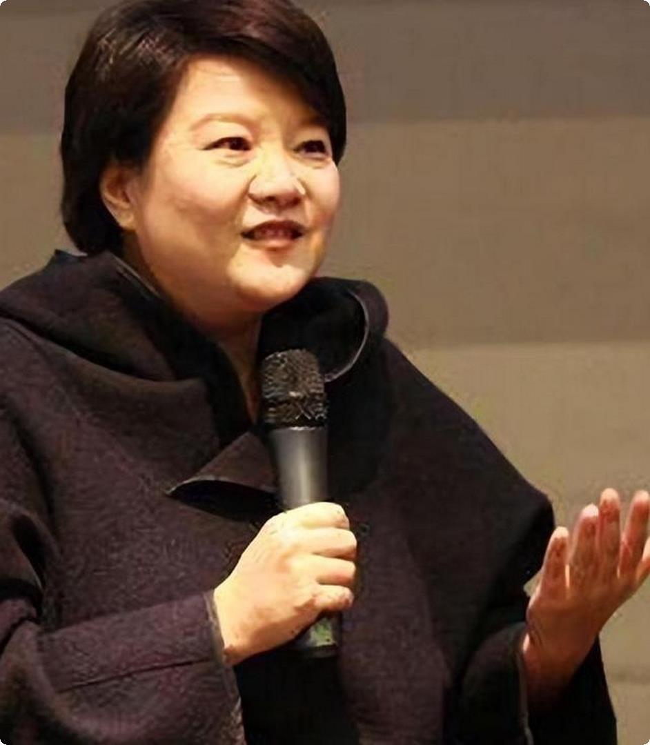 当年近60的巩俐与62岁的洪晃在一起,我才明白顶级骨相有多牛-巩俐表演分析