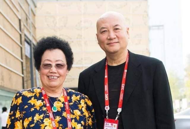 陈丽华为河南捐款1000万!老公迟重瑞站后排状态好,网友:点赞!-迟重瑞悲哀的一生