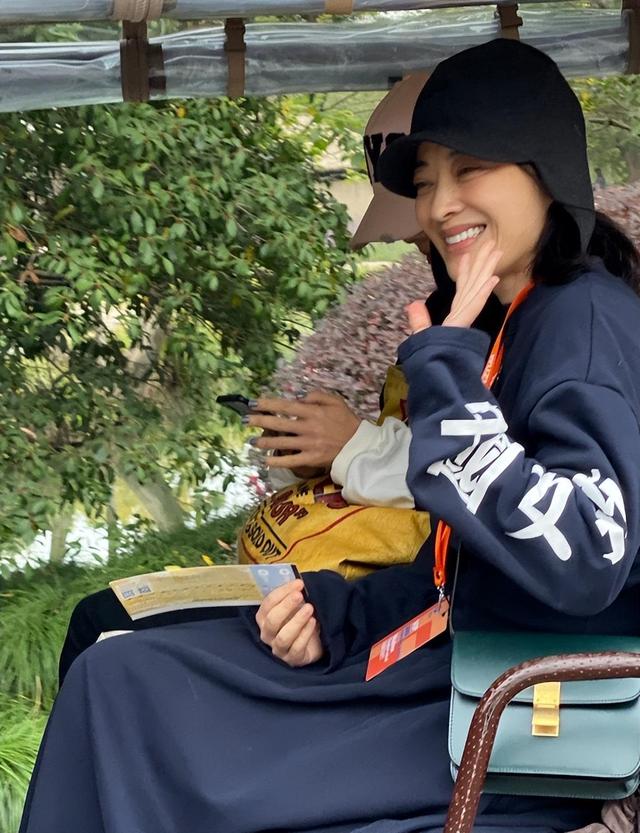 47岁梅婷晒生活照,穿紧身裤秀好身材,对镜头凹造型十分俏皮-梅婷46岁仍爱赶时髦穿牛仔连体裤高挑时髦简约又有气场