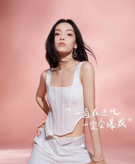 尴尬!说唱歌手刘柏辛出席《时尚先生》走红毯,露出内衣差点走光-刘柏辛中国新说唱视频