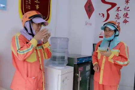 江苏南京:六百多处驿点为万名环卫工避暑-南京环卫工人几点上班几点下班