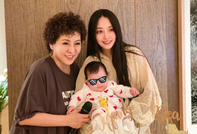 向芷被向太富养,新造型一身大牌彰显贵气,同龄人霍中怡却接地气-向芷命理