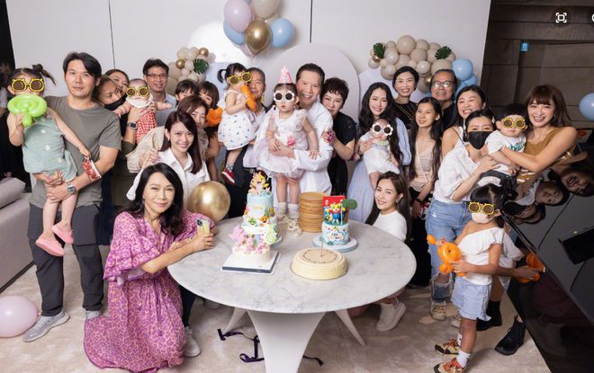 向芷被向太富养,新造型一身大牌彰显贵气,同龄人霍中怡却接地气-向芷命理