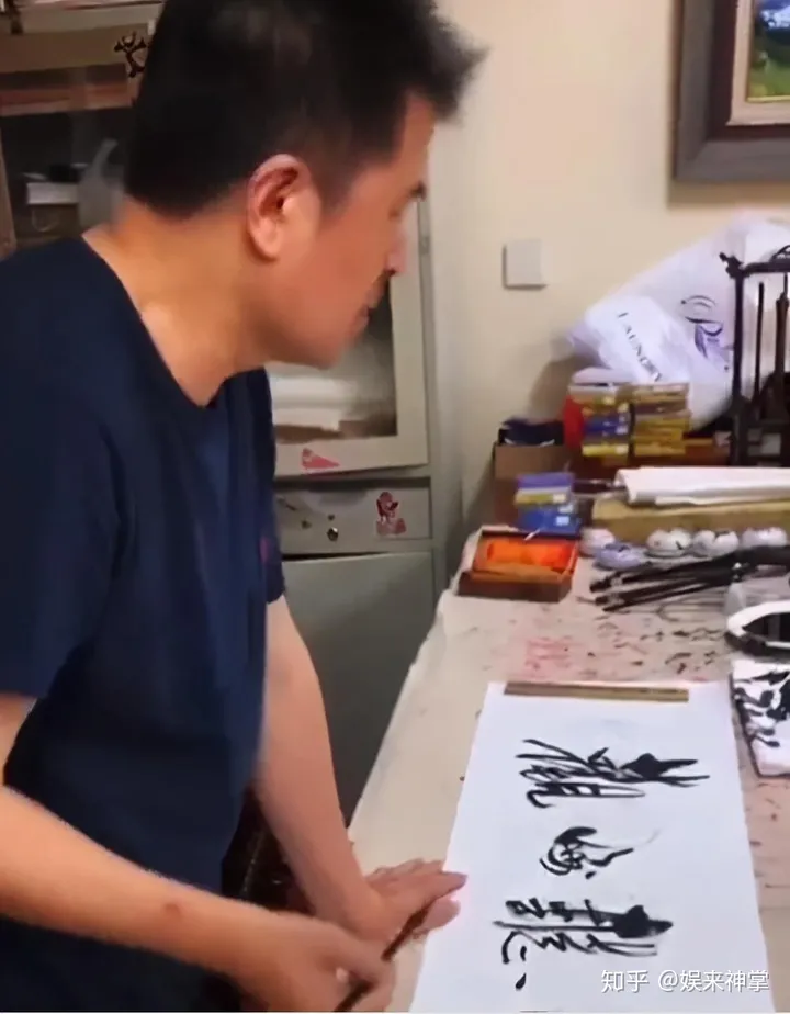 毕福剑:当红时风头无两,消失5年大变样,头发凌乱邋遢尽显落魄-毕福剑捧红的主持人