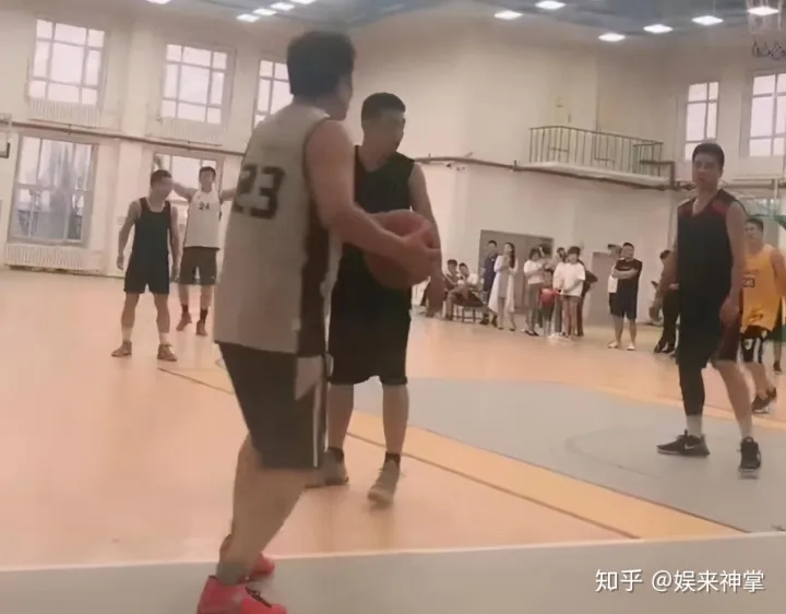 毕福剑:当红时风头无两,消失5年大变样,头发凌乱邋遢尽显落魄-毕福剑捧红的主持人