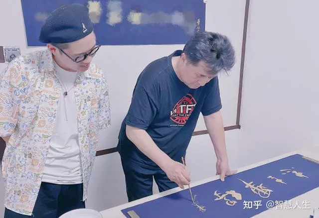 62岁毕福剑和家人合影照曝光,晚年生活舒适,离开舞台不受影响-59岁毕福剑近照