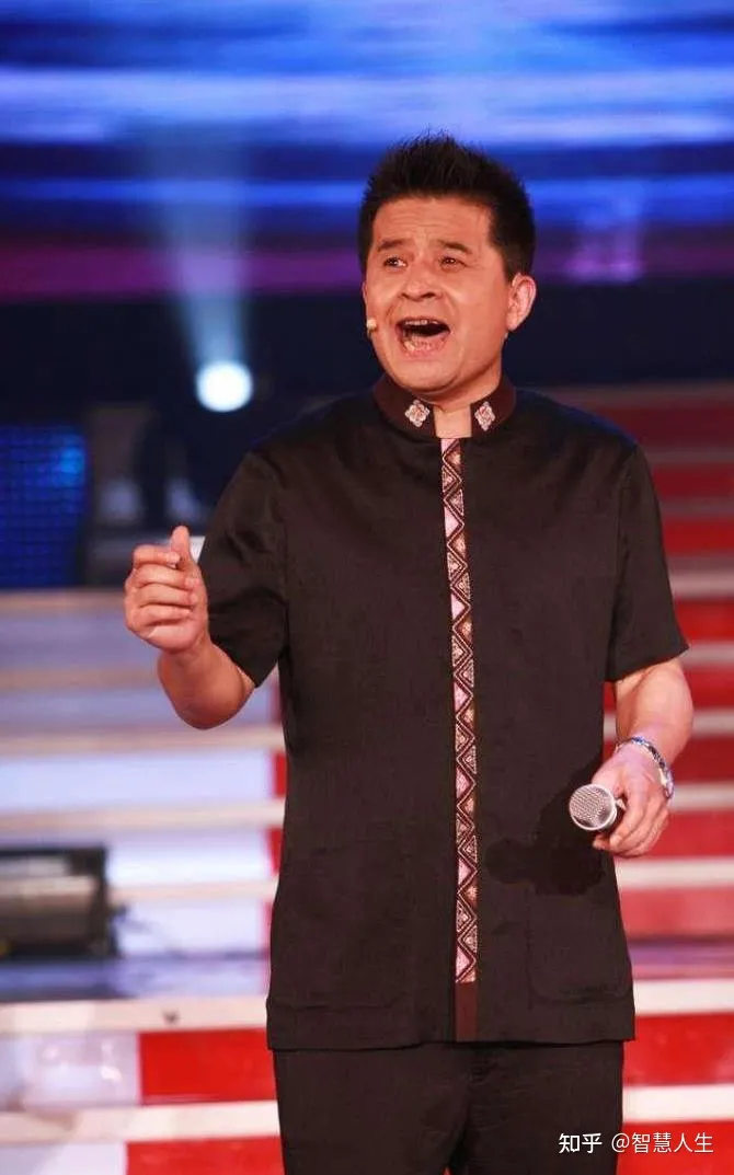 62岁毕福剑和家人合影照曝光,晚年生活舒适,离开舞台不受影响-59岁毕福剑近照