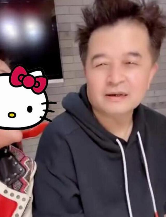 62岁毕福剑近照,与友人聚餐精神好,疑转行做画家被邀请去泰国-60岁毕福剑近照