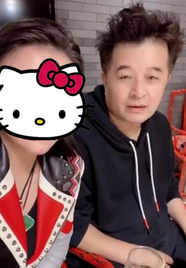 62岁毕福剑近照,与友人聚餐精神好,疑转行做画家被邀请去泰国-60岁毕福剑近照