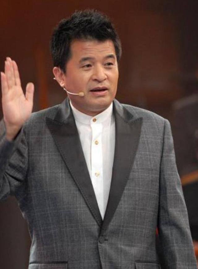 62岁毕福剑近照,与友人聚餐精神好,疑转行做画家被邀请去泰国-60岁毕福剑近照