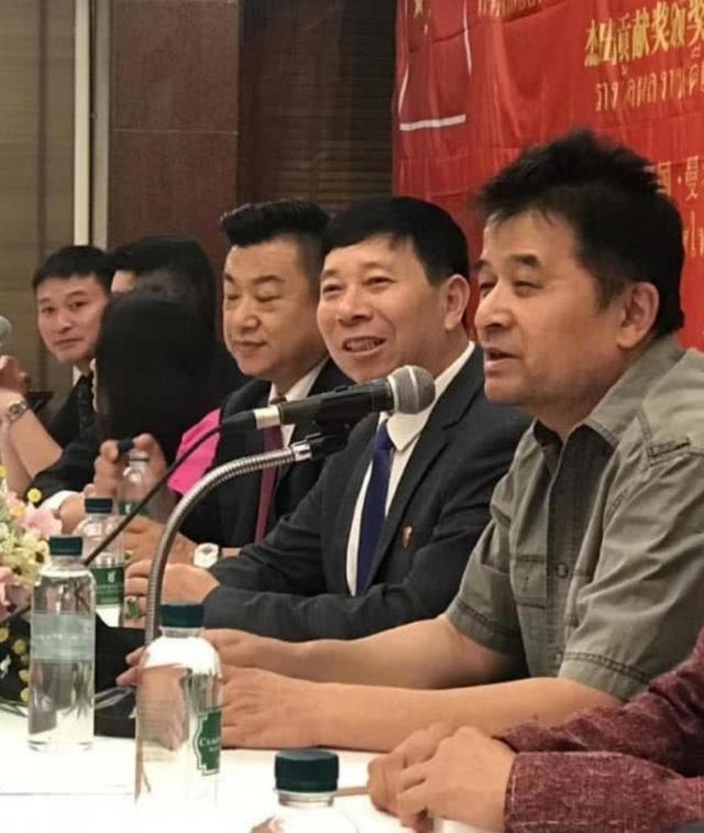 62岁毕福剑近照,与友人聚餐精神好,疑转行做画家被邀请去泰国-60岁毕福剑近照