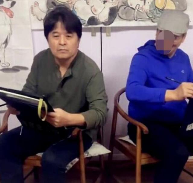 62岁毕福剑近照,与友人聚餐精神好,疑转行做画家被邀请去泰国-60岁毕福剑近照