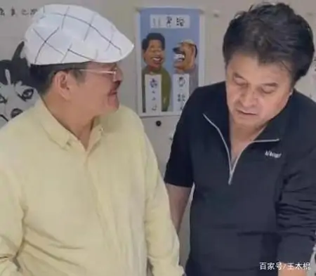 61岁毕福剑近况不佳!黑眼圈明显疑似长老人斑,房间杂乱面积小-毕福剑现场介绍