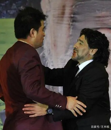 61岁毕福剑近况不佳!黑眼圈明显疑似长老人斑,房间杂乱面积小-毕福剑现场介绍