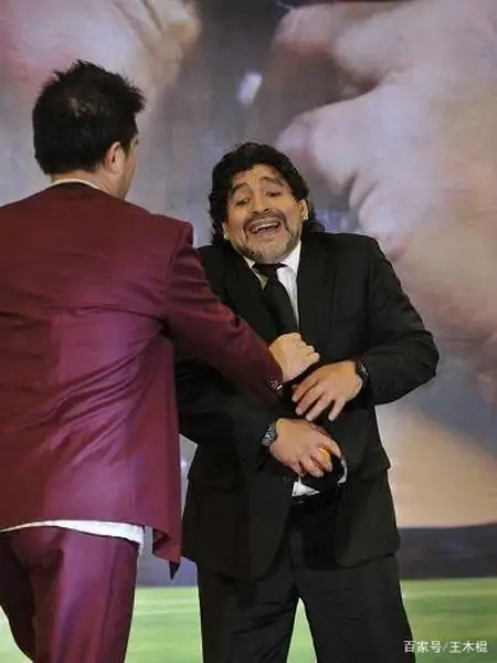 61岁毕福剑近况不佳!黑眼圈明显疑似长老人斑,房间杂乱面积小-毕福剑现场介绍