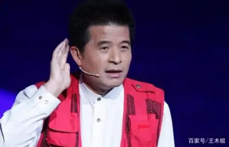 61岁毕福剑近况不佳!黑眼圈明显疑似长老人斑,房间杂乱面积小-毕福剑现场介绍