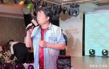 61岁毕福剑近况不佳!黑眼圈明显疑似长老人斑,房间杂乱面积小-毕福剑现场介绍