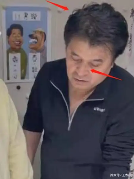 61岁毕福剑近况不佳!黑眼圈明显疑似长老人斑,房间杂乱面积小-毕福剑现场介绍