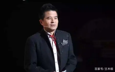 61岁毕福剑近况不佳!黑眼圈明显疑似长老人斑,房间杂乱面积小-毕福剑现场介绍