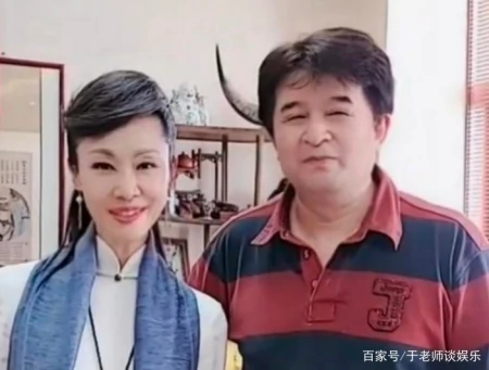 离开星光大道多年,61岁的毕福剑怎么样?和于文华直播略显憔悴-毕福剑被请回星光大道了吗