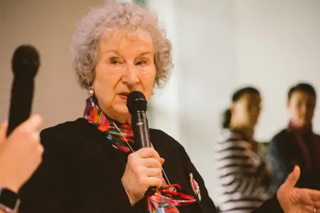 《石床垫》:看极端荒谬的故事里藏着的百态人生-石头床垫的作用与功效