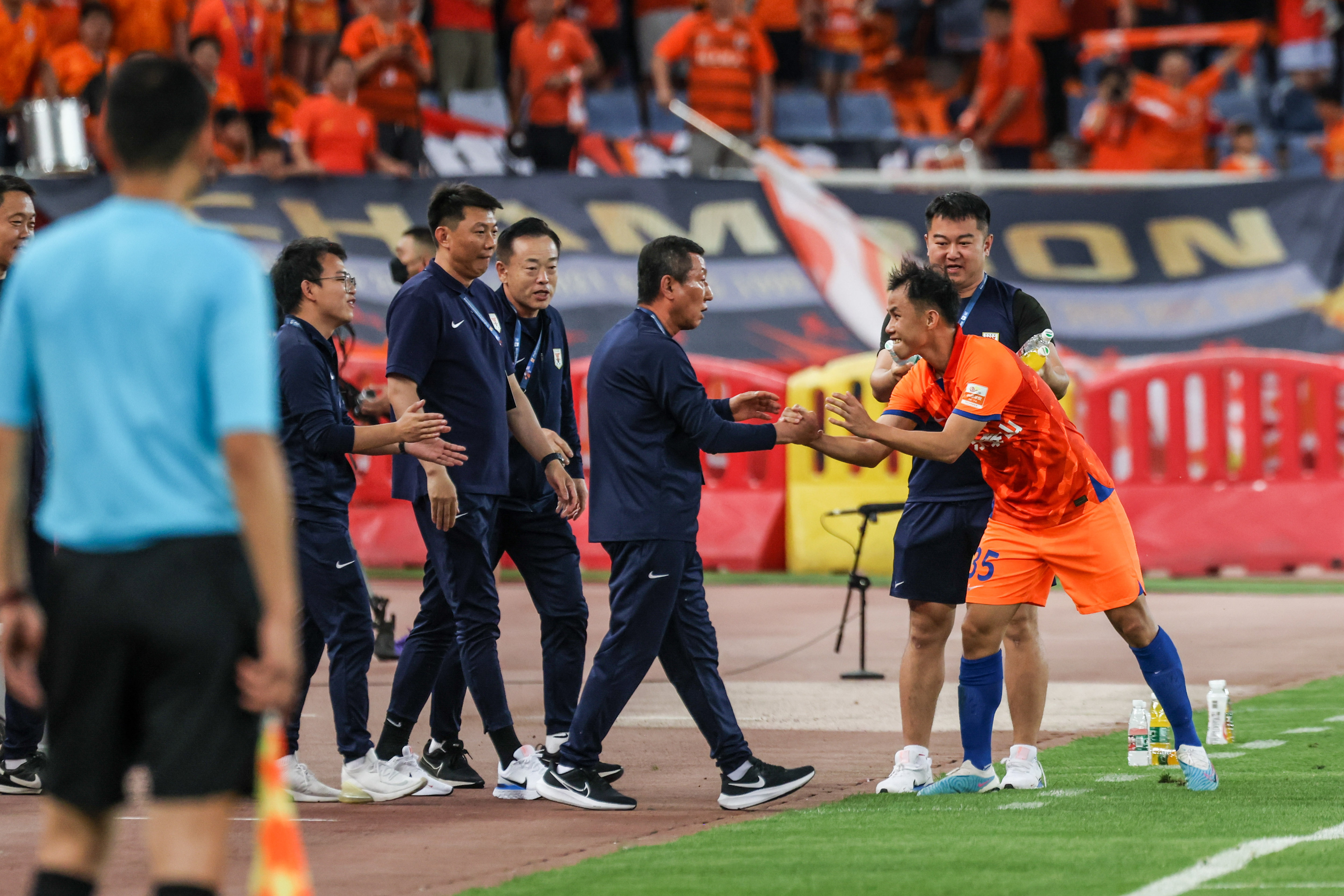 足球——中超:山东泰山胜大连人-山东泰山队中超