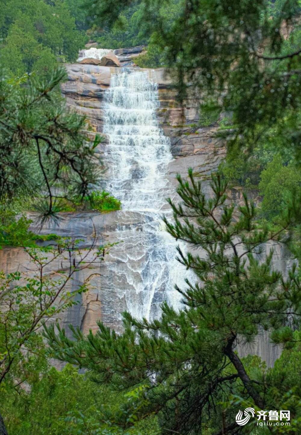 泰山飞瀑:俯注潭千尺 深藏或有龙-泰山云桥飞瀑