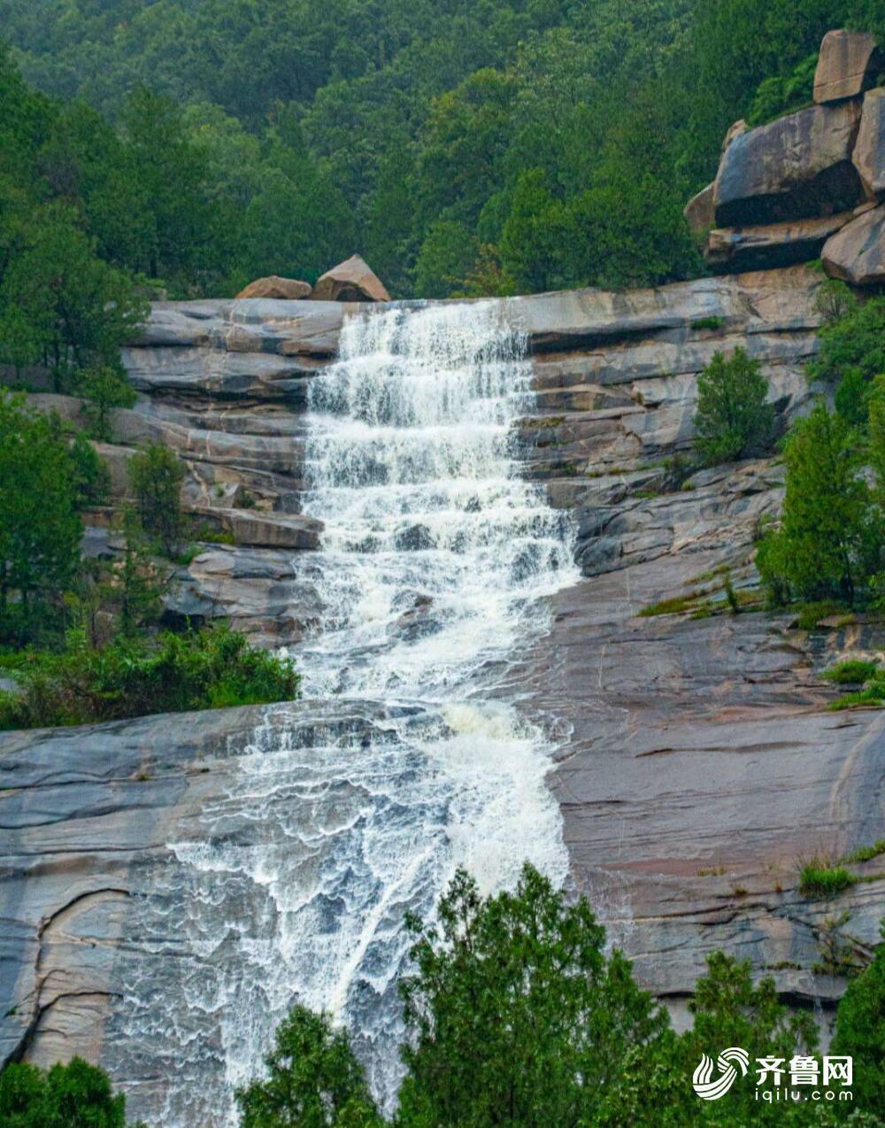 泰山飞瀑:俯注潭千尺 深藏或有龙-泰山云桥飞瀑