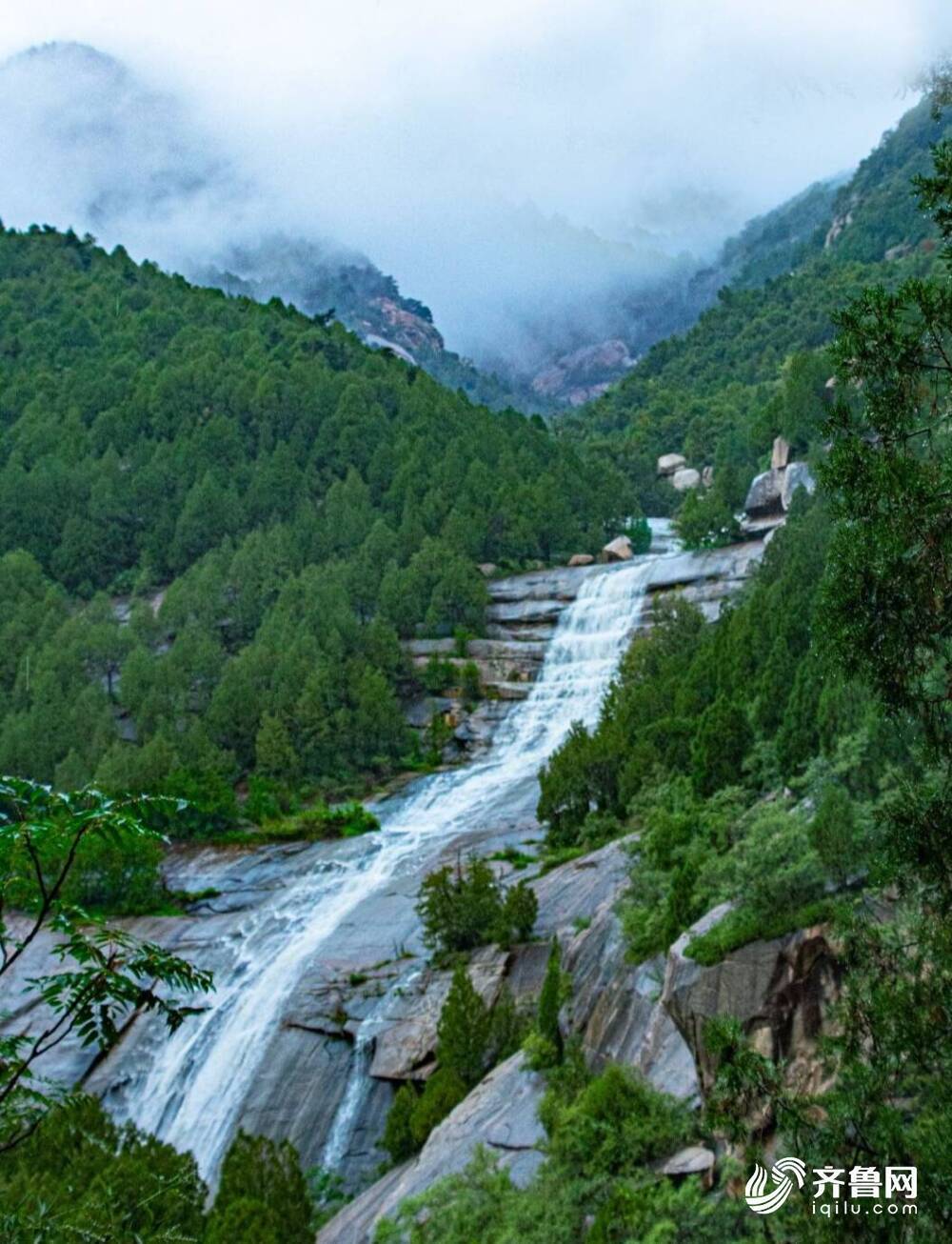 泰山飞瀑:俯注潭千尺 深藏或有龙-泰山云桥飞瀑