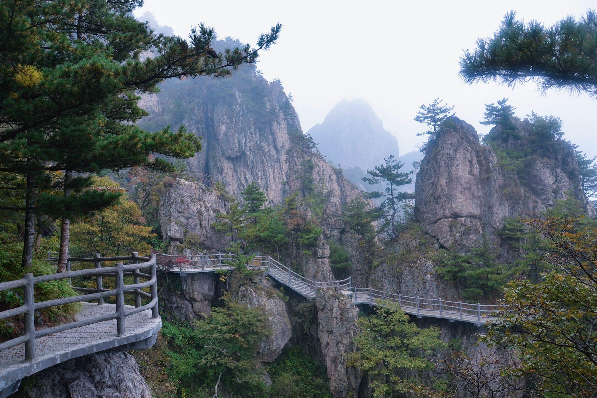 河南栾川老君山,藏着独特的地质风光,是游客喜爱的网红打卡地-河南栾川老君山简介