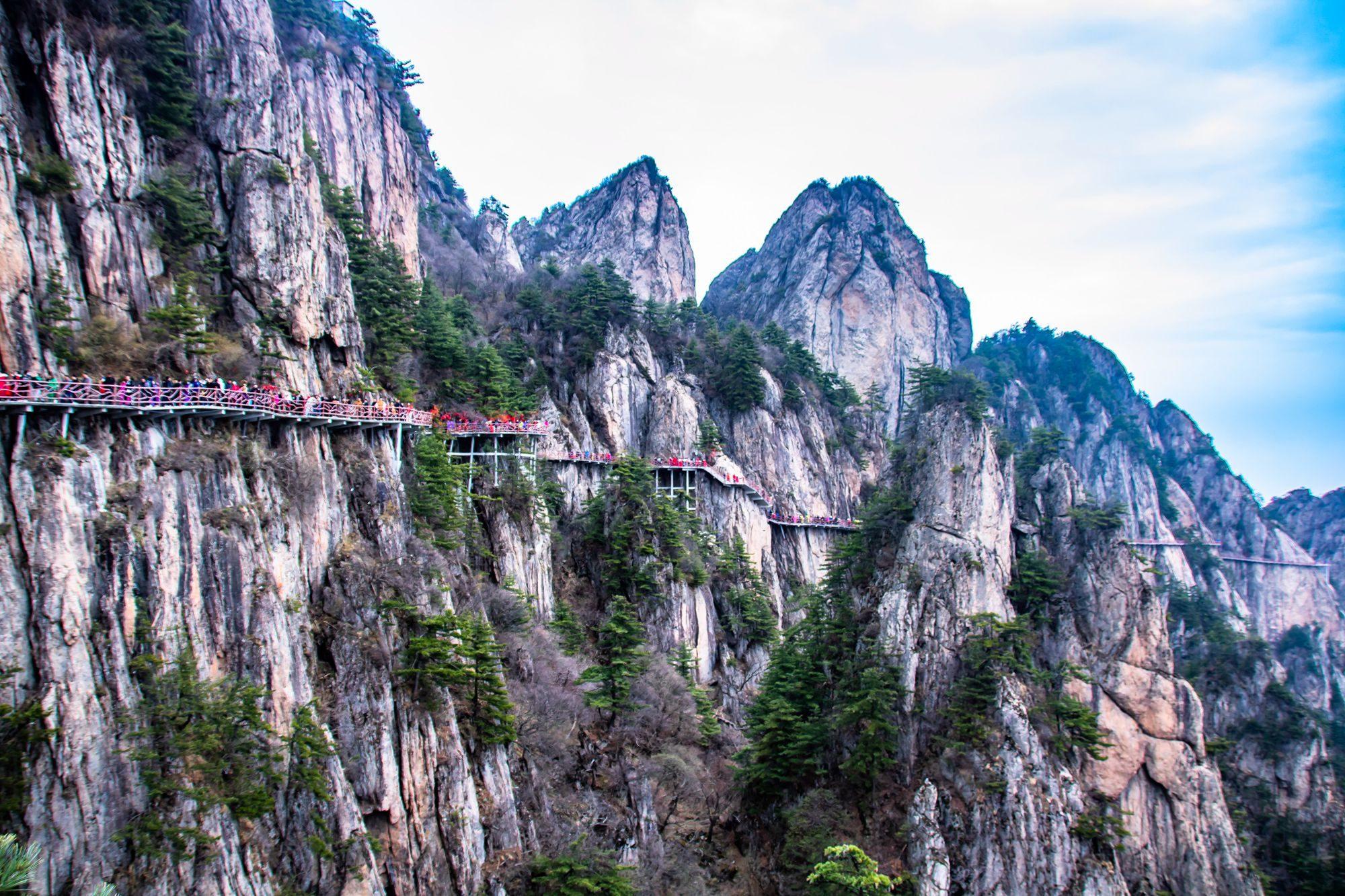 河南栾川老君山,藏着独特的地质风光,是游客喜爱的网红打卡地-河南栾川老君山简介