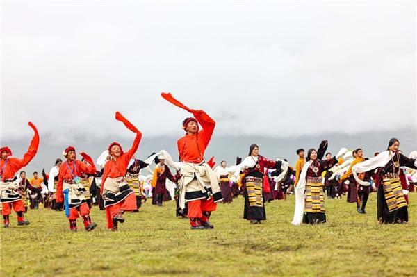 大地欢歌万马奔腾 2023天空之城·理塘“八·一”赛马会开幕-大地欢歌12强拜年