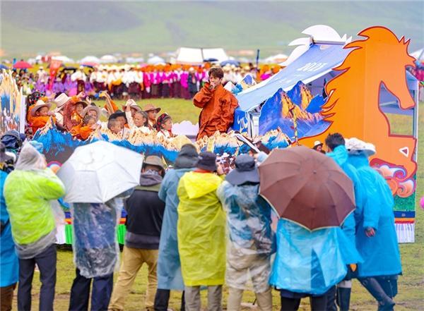 大地欢歌万马奔腾 2023天空之城·理塘“八·一”赛马会开幕-大地欢歌12强拜年