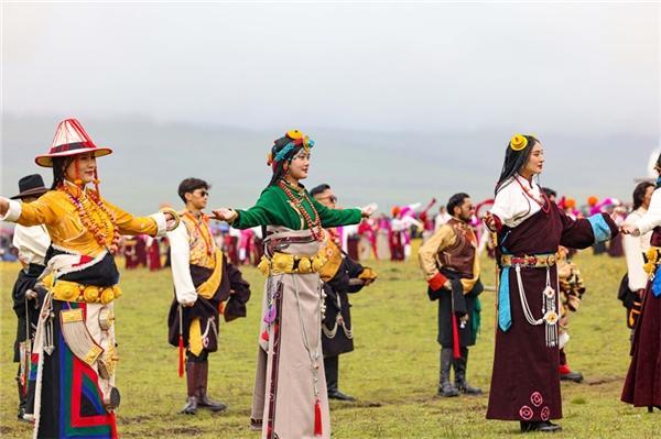 大地欢歌万马奔腾 2023天空之城·理塘“八·一”赛马会开幕-大地欢歌12强拜年