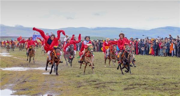 大地欢歌万马奔腾 2023天空之城·理塘“八·一”赛马会开幕-大地欢歌12强拜年