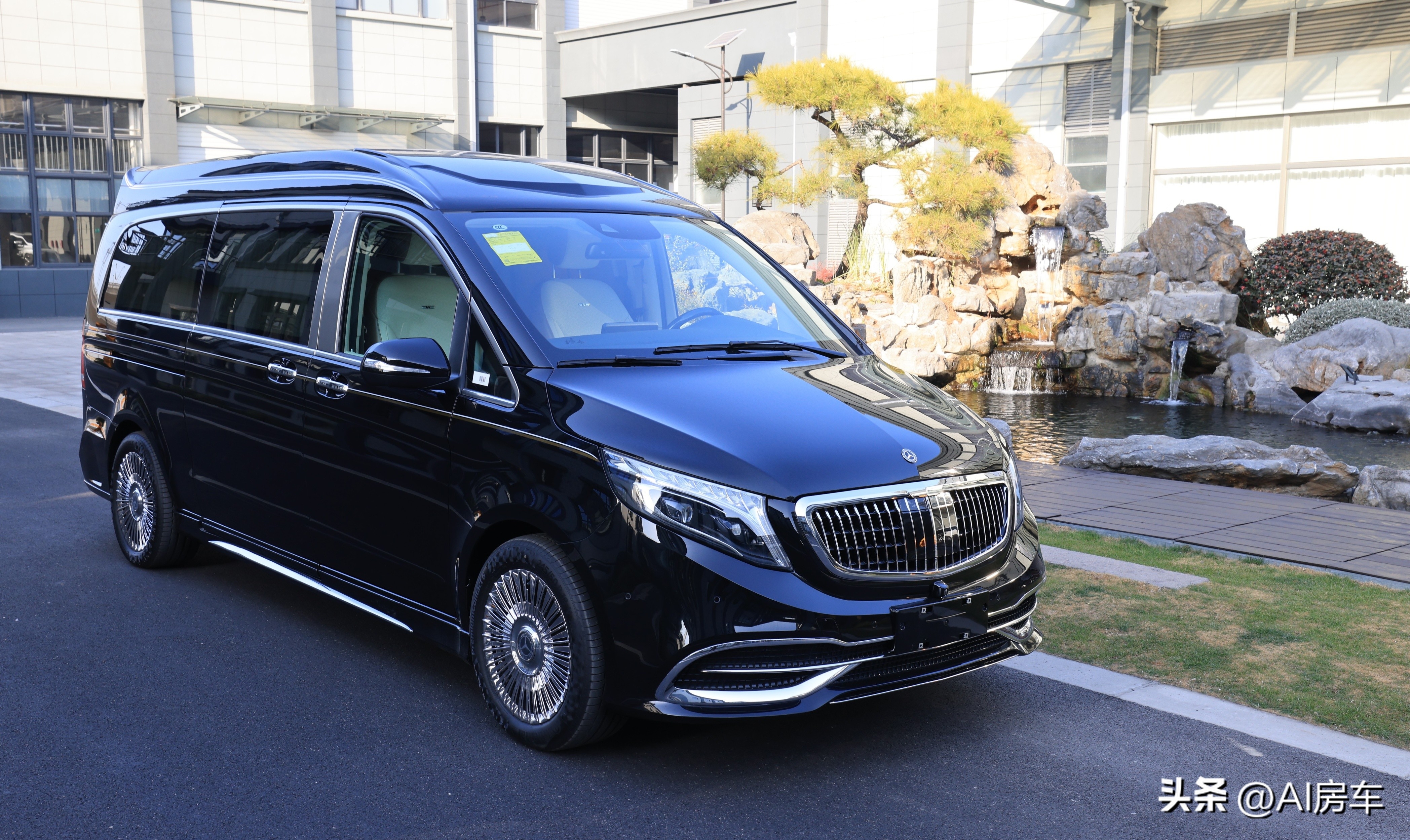 开着比埃尔法还有排面!实拍众神4座行政版!空间大,还暗藏玄机-原装众神之神性能