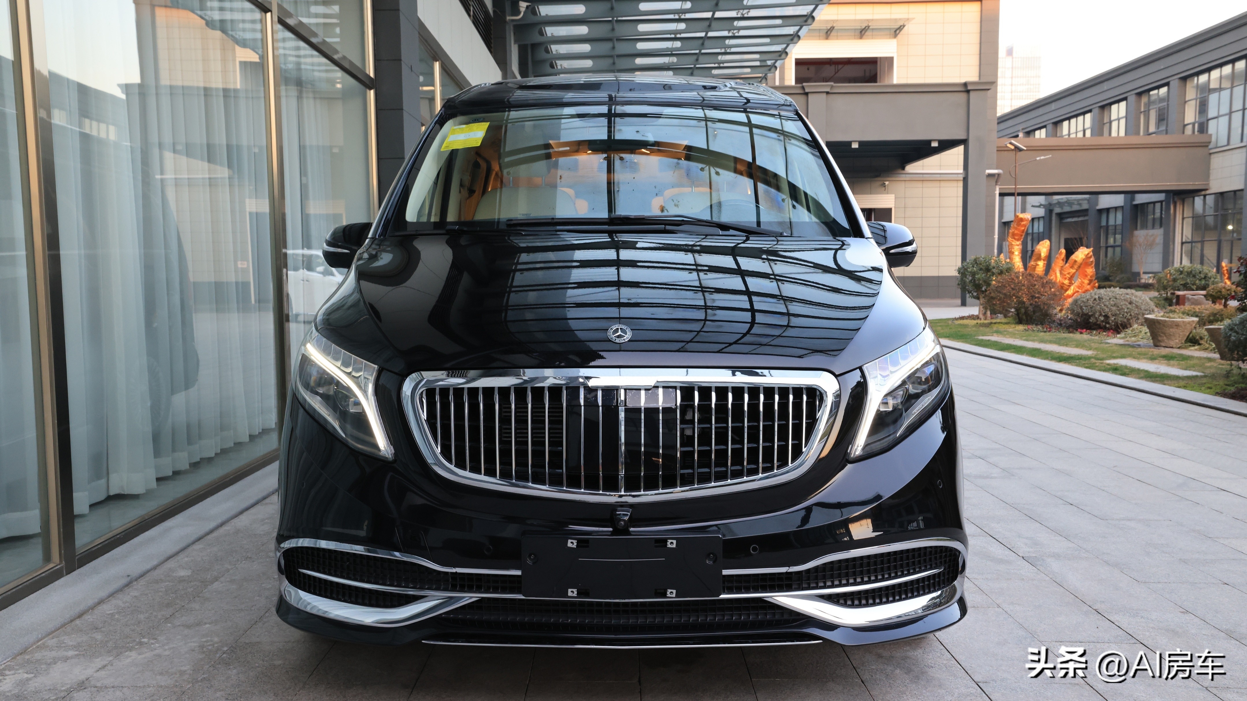 开着比埃尔法还有排面!实拍众神4座行政版!空间大,还暗藏玄机-原装众神之神性能